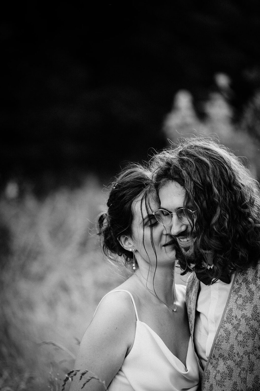 Mari&eacute;s pendant leur moment en couple loin des festivit&eacute;s