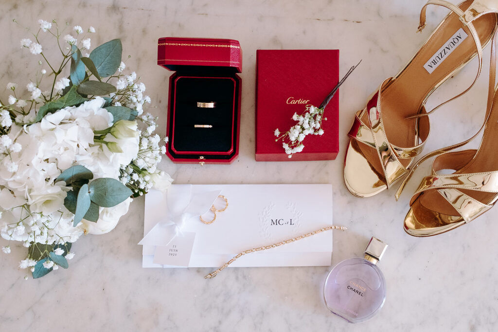 Flatlay des détails de la marié parfum Chanel, alliances Cartier