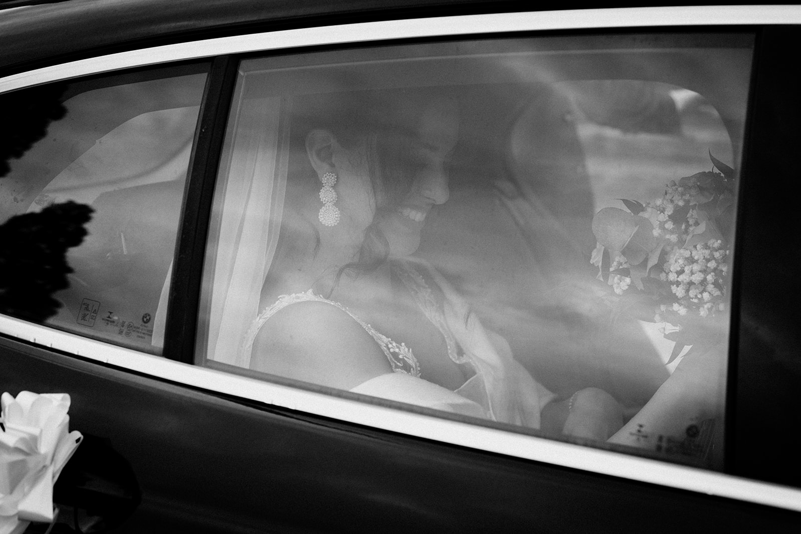 Arrivée de la mariée en voiture à la mairie de Limoges