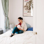 Allaitement d'un nouveau-né en intimité avec photographe