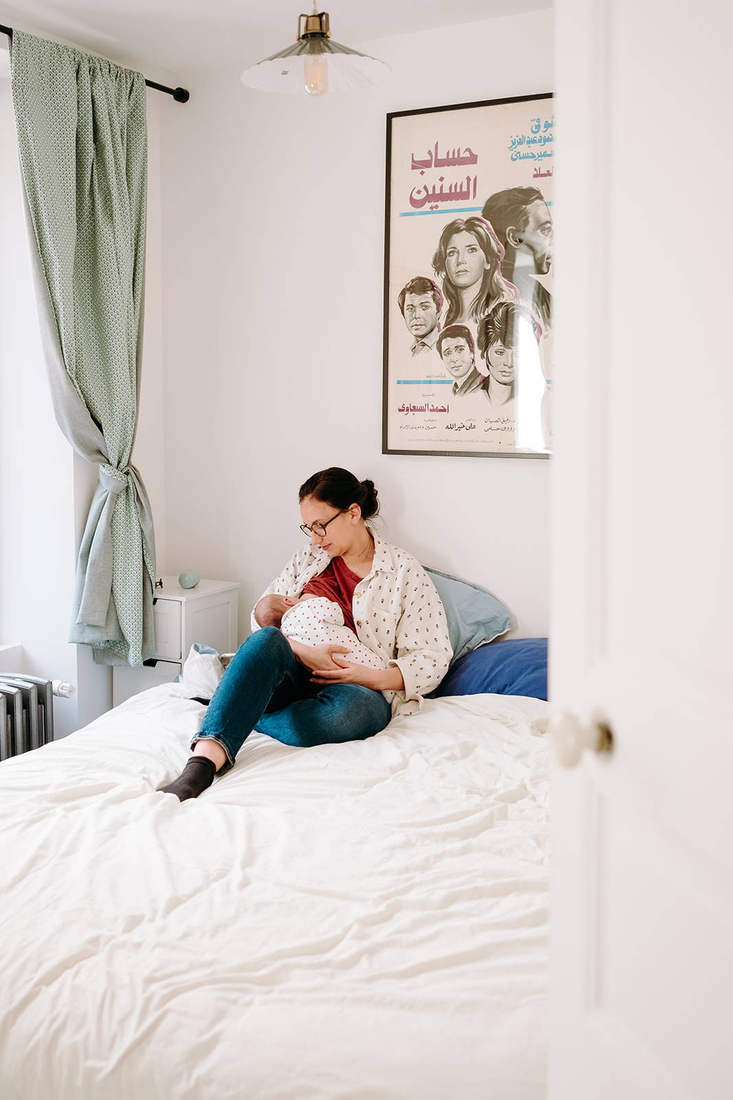 Allaitement d'un nouveau-né en intimité avec photographe